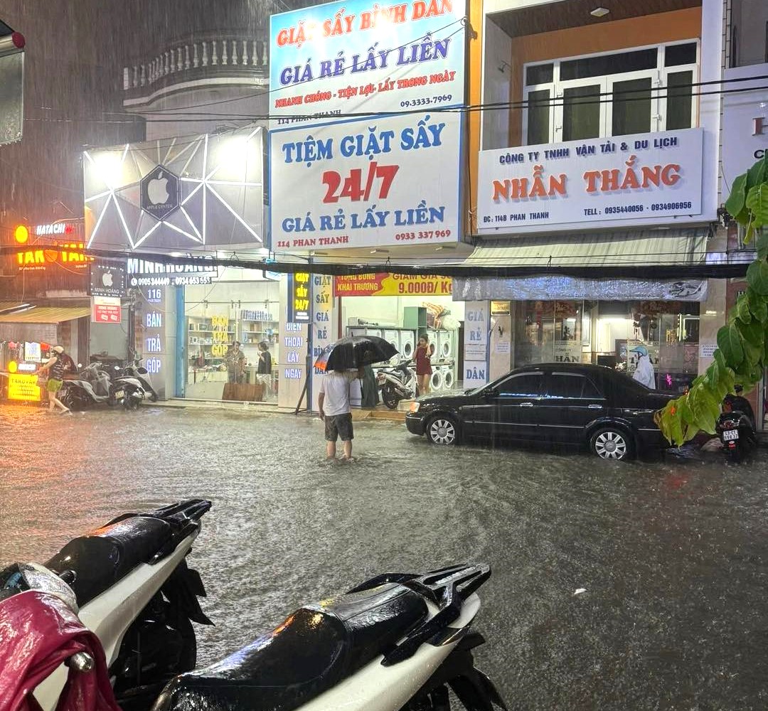Mưa lớn kèm sấm chớp, nhiều tuyến đường Đà Nẵng thành sông, người dân lội nước về nhà- Ảnh 12. Mưa lớn kèm sấm chớp, nhiều tuyến đường Đà Nẵng thành sông, người dân lội nước về nhà- Ảnh 12.