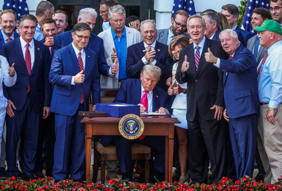 Ông Trump ký ban hành “siêu dự luật” thành luật, xác lập chiến thắng lập pháp quan trọng nhất nhiệm kỳ hai- Ảnh 1. Ông Trump ký ban hành “siêu dự luật” thành luật, xác lập chiến thắng lập pháp quan trọng nhất nhiệm kỳ hai- Ảnh 1.