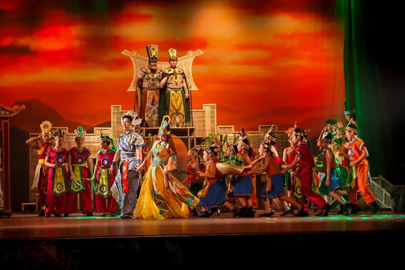 “The Enchanted Crossbow” của Victoria School tỏa sáng tại DANAFF III – Biểu tượng của một Đà Nẵng mới- Ảnh 2. “The Enchanted Crossbow” của Victoria School tỏa sáng tại DANAFF III – Biểu tượng của một Đà Nẵng mới- Ảnh 2.