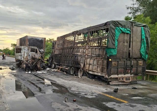 Hiện trường vụ tai nạn hai xe ô tô đối đầu, bốc cháy trong đêm khiến hai người thương vong- Ảnh 2. Hiện trường vụ tai nạn hai xe ô tô đối đầu, bốc cháy trong đêm khiến hai người thương vong- Ảnh 2.