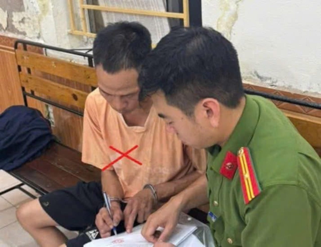 Công an tạm giữ hình sự người bố xích con kéo lê trên đường phố- Ảnh 2. Công an tạm giữ hình sự người bố xích con kéo lê trên đường phố- Ảnh 2.