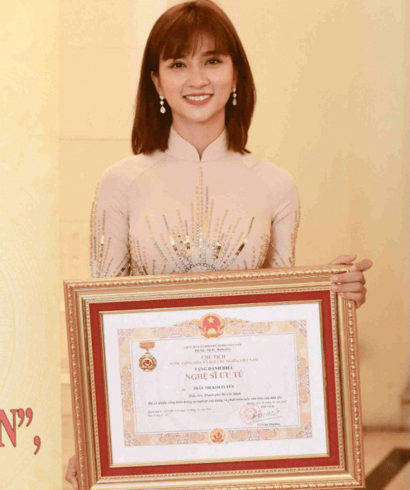NSƯT Kim Tuyến với vẻ đẹp "không tuổi", làm mẹ đơn thân ở tuổi 21, U40 vẫn lẻ bóng- Ảnh 3. NSƯT Kim Tuyến với vẻ đẹp "không tuổi", làm mẹ đơn thân ở tuổi 21, U40 vẫn lẻ bóng- Ảnh 3.