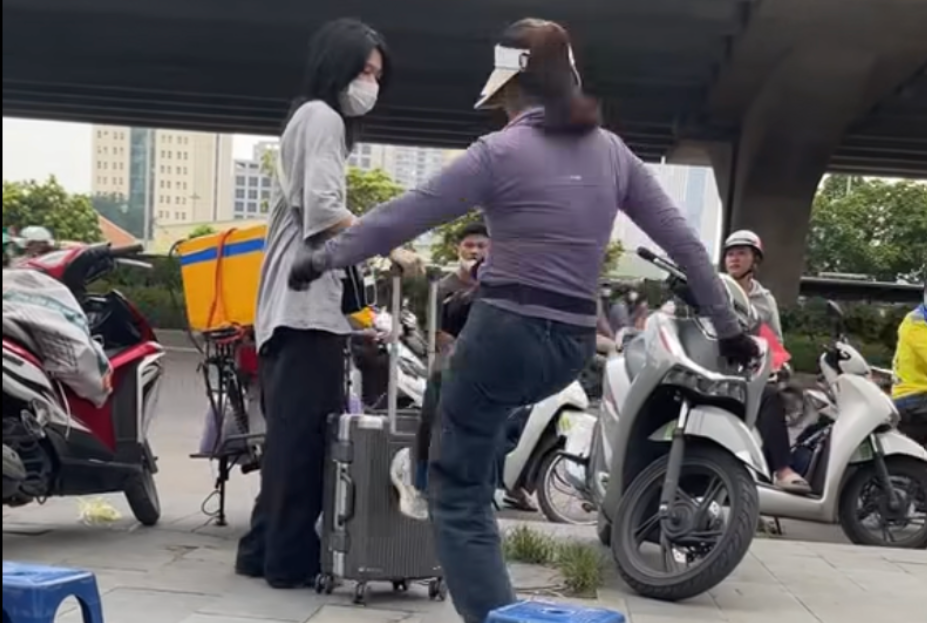 Xác minh vụ cô gái bị người phụ nữ bán trà đá đạp đổ vali khi đứng chờ xe- Ảnh 1. Xác minh vụ cô gái bị người phụ nữ bán trà đá đạp đổ vali khi đứng chờ xe- Ảnh 1.