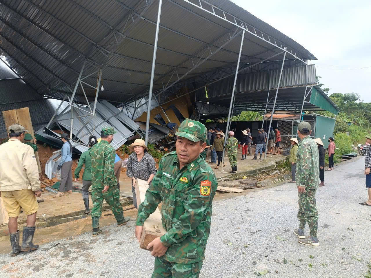 Mưa lớn trong đêm nhiều hộ dân phải di dời, giao thông chia cắt- Ảnh 3. Mưa lớn trong đêm nhiều hộ dân phải di dời, giao thông chia cắt- Ảnh 3.