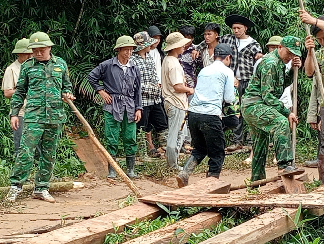Bộ đội biên phòng nỗ lực giúp người dân khắc phục hậu quả sạt lở do mưa lớn- Ảnh 6. Bộ đội biên phòng nỗ lực giúp người dân khắc phục hậu quả sạt lở do mưa lớn- Ảnh 6.