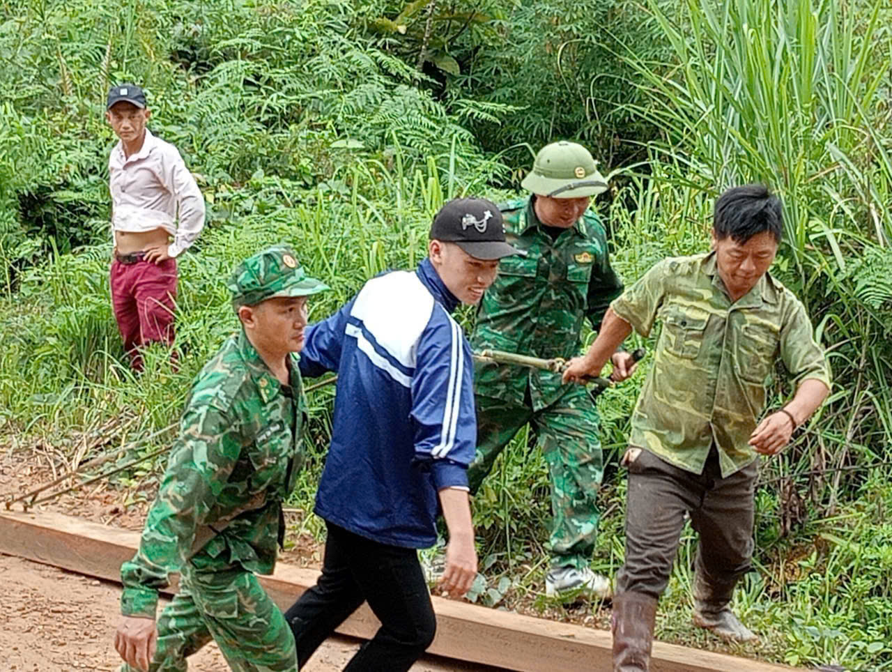 Bộ đội biên phòng nỗ lực giúp người dân khắc phục hậu quả sạt lở do mưa lớn- Ảnh 7. Bộ đội biên phòng nỗ lực giúp người dân khắc phục hậu quả sạt lở do mưa lớn- Ảnh 7.