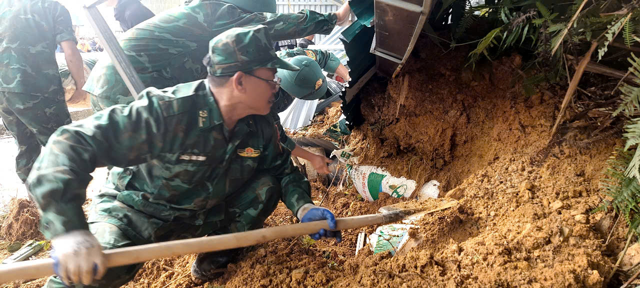 Bộ đội biên phòng nỗ lực giúp người dân khắc phục hậu quả sạt lở do mưa lớn- Ảnh 4. Bộ đội biên phòng nỗ lực giúp người dân khắc phục hậu quả sạt lở do mưa lớn- Ảnh 4.