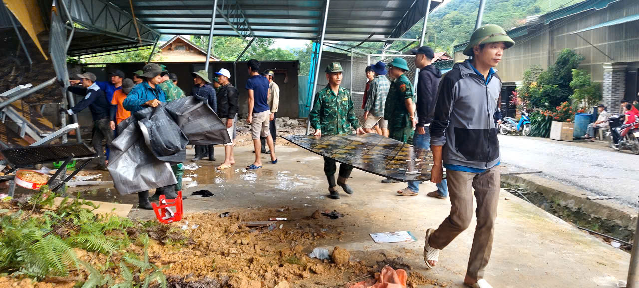 Bộ đội biên phòng nỗ lực giúp người dân khắc phục hậu quả sạt lở do mưa lớn- Ảnh 5. Bộ đội biên phòng nỗ lực giúp người dân khắc phục hậu quả sạt lở do mưa lớn- Ảnh 5.
