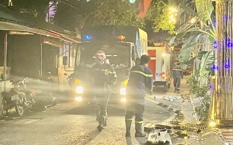 Cháy căn hộ chung cư ở Tp.HCM lúc rạng sáng, 3 người nguy kịch do ngạt khói- Ảnh 2. Cháy căn hộ chung cư ở Tp.HCM lúc rạng sáng, 3 người nguy kịch do ngạt khói- Ảnh 2.