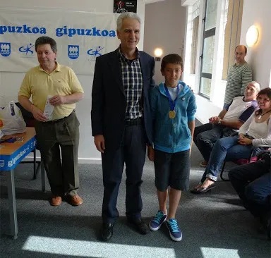 Zubimendi vô địch giải cờ vua U12. Zubimendi vô địch giải cờ vua U12.