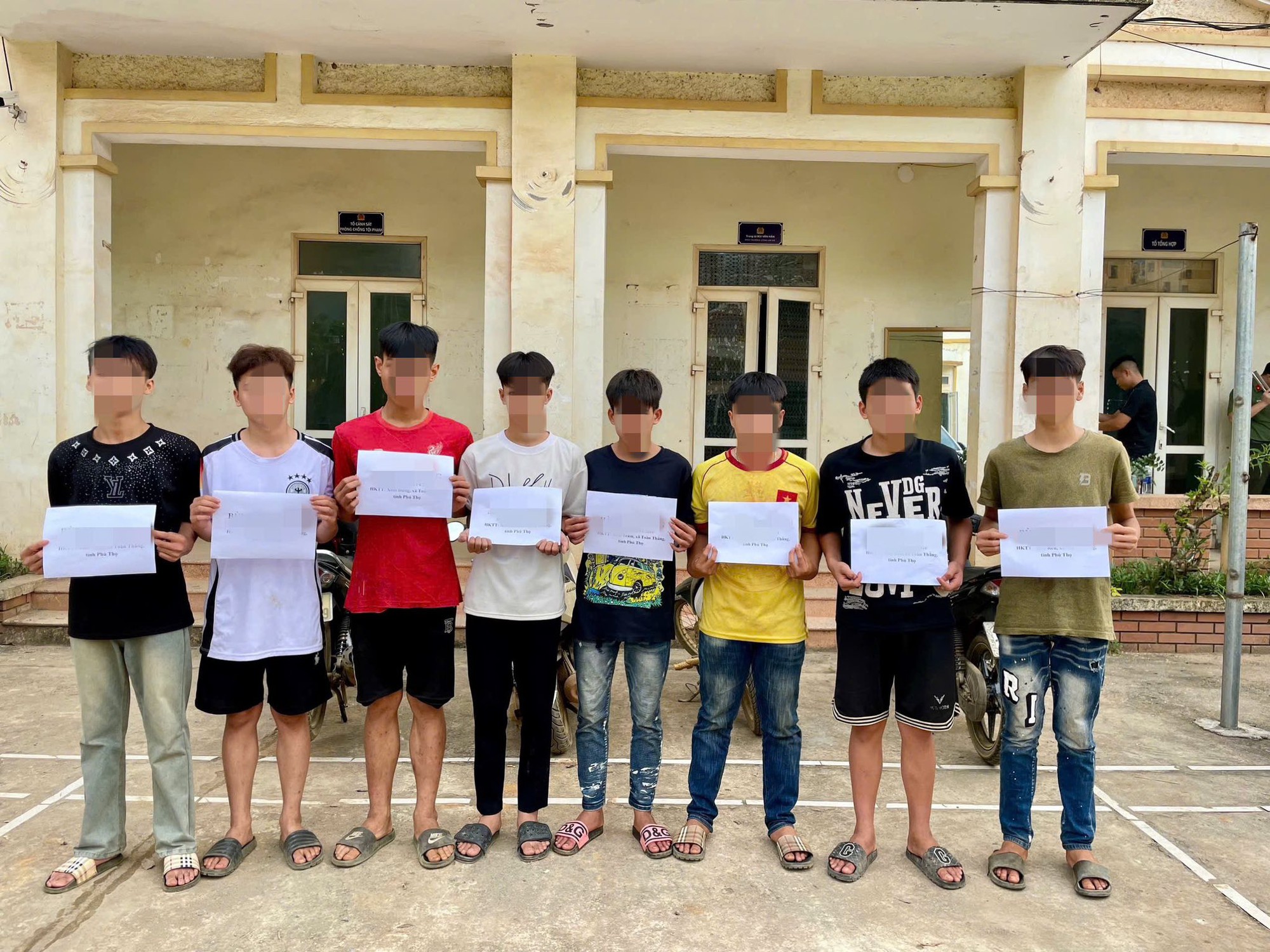 Triệu tập 8 thanh thiếu niên lập nhóm trên Facebook, rủ nhau mang hung khí đi đánh người- Ảnh 1. Triệu tập 8 thanh thiếu niên lập nhóm trên Facebook, rủ nhau mang hung khí đi đánh người- Ảnh 1.