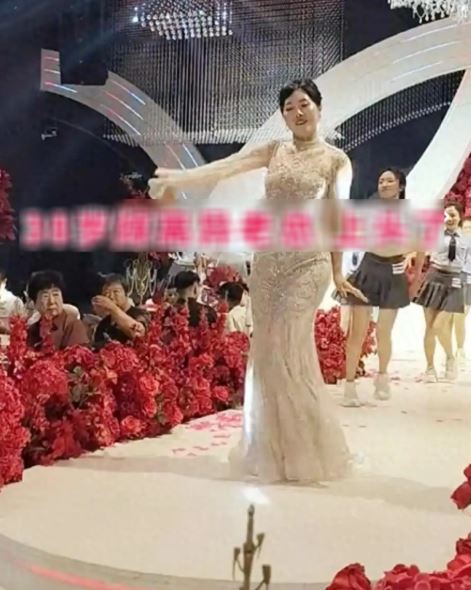 Cô dâu 38 tuổi gây tranh cãi vì trình diễn "lố" trong đám cưới- Ảnh 2. Cô dâu 38 tuổi gây tranh cãi vì trình diễn "lố" trong đám cưới- Ảnh 2.