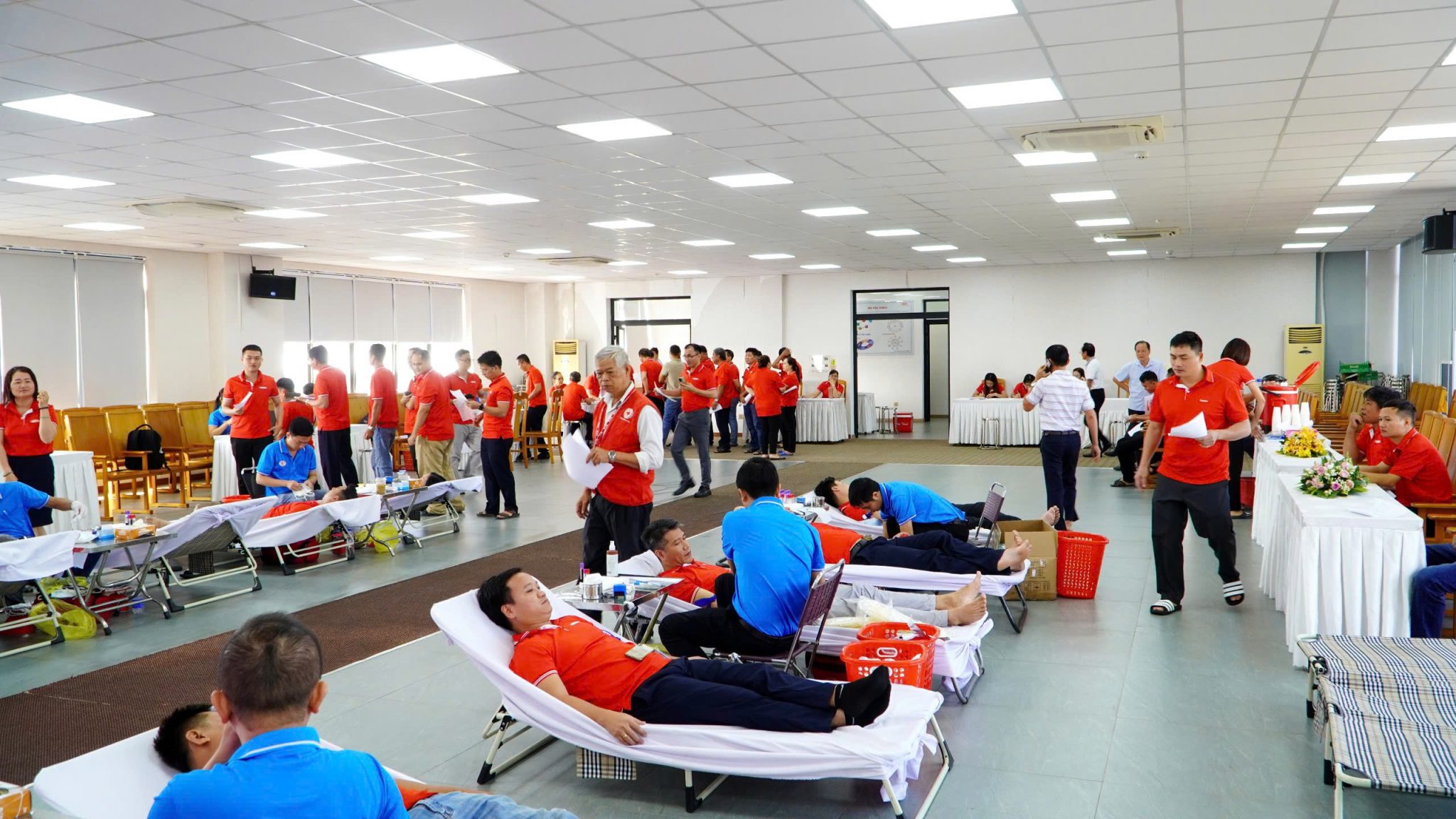 Tập đoàn GELEX tổ chức hiến máu tình nguyện nhân dịp kỷ niệm 35 năm thành lập- Ảnh 2. Tập đoàn GELEX tổ chức hiến máu tình nguyện nhân dịp kỷ niệm 35 năm thành lập- Ảnh 2.