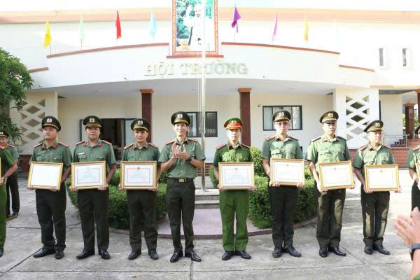 Triệt xóa đường dây thuốc nổ lớn chưa từng có ở Quảng Ngãi- Ảnh 1. Triệt xóa đường dây thuốc nổ lớn chưa từng có ở Quảng Ngãi- Ảnh 1.