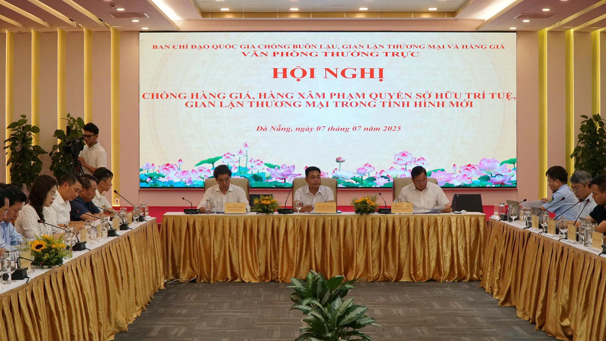Hàng giả ẩn mình giữa chợ mạng và công nghệ cao- Ảnh 2. Hàng giả ẩn mình giữa chợ mạng và công nghệ cao- Ảnh 2.