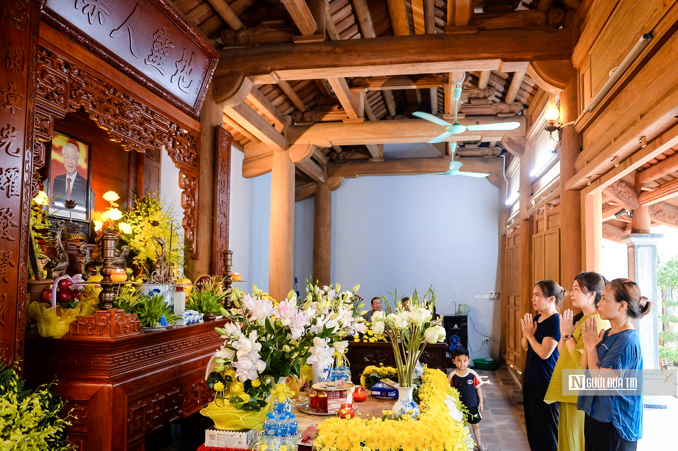 Hà Nội: Người dân thắp hương tưởng niệm cố Tổng Bí thư Nguyễn Phú Trọng- Ảnh 6. Hà Nội: Người dân thắp hương tưởng niệm cố Tổng Bí thư Nguyễn Phú Trọng- Ảnh 6.