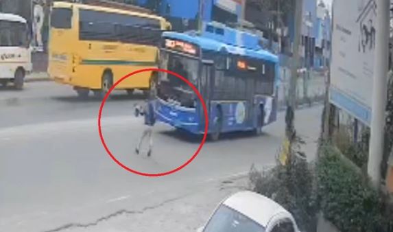Xe buýt bị lật giữa đường, 8 người tử vong, 20 người bị thương- Ảnh 1. Xe buýt bị lật giữa đường, 8 người tử vong, 20 người bị thương- Ảnh 1.
