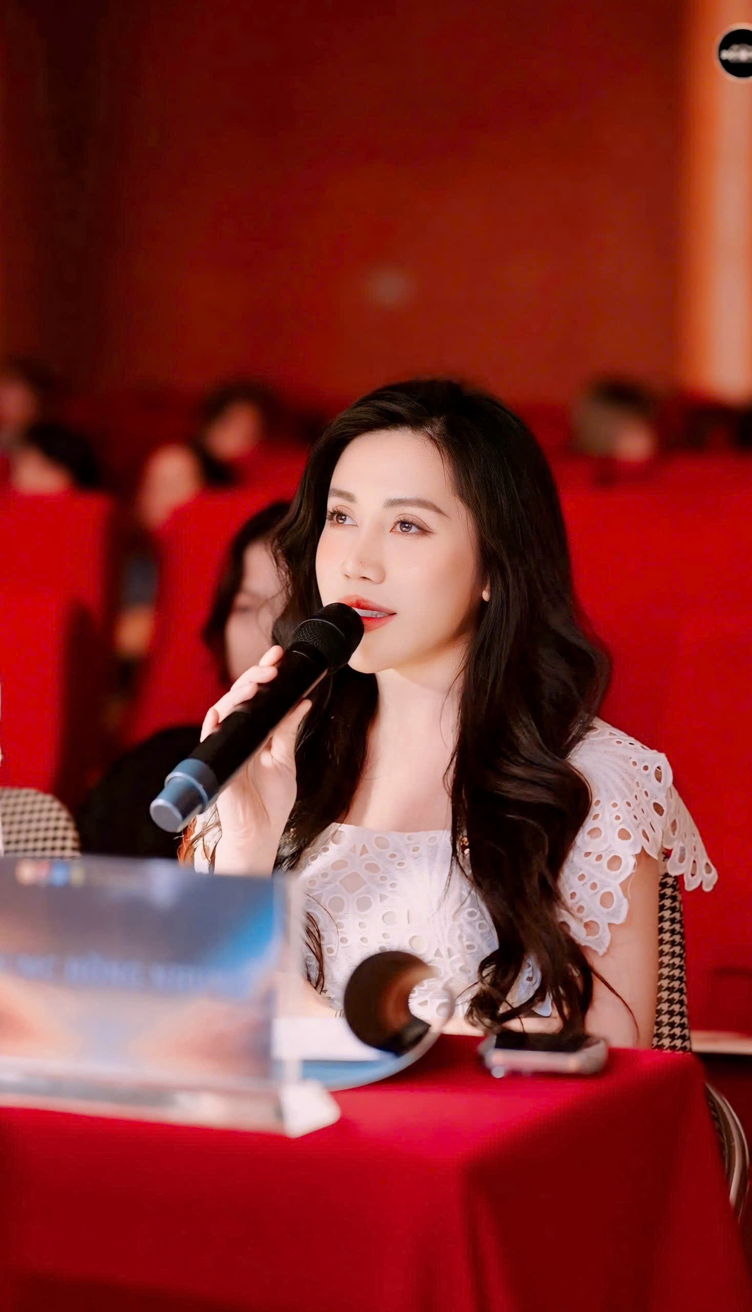 MC Hồng Nhung: “Tôi sống để hạnh phúc, không phải để làm vừa lòng người khác”- Ảnh 2. MC Hồng Nhung: “Tôi sống để hạnh phúc, không phải để làm vừa lòng người khác”- Ảnh 2.