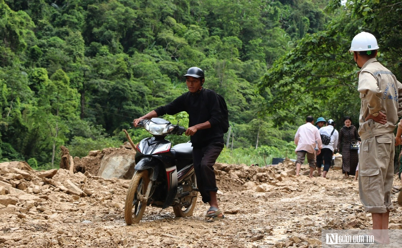 Mưa lớn, Quốc lộ 16 qua địa bàn Nghệ An có hàng chục điểm sạt lở- Ảnh 7.