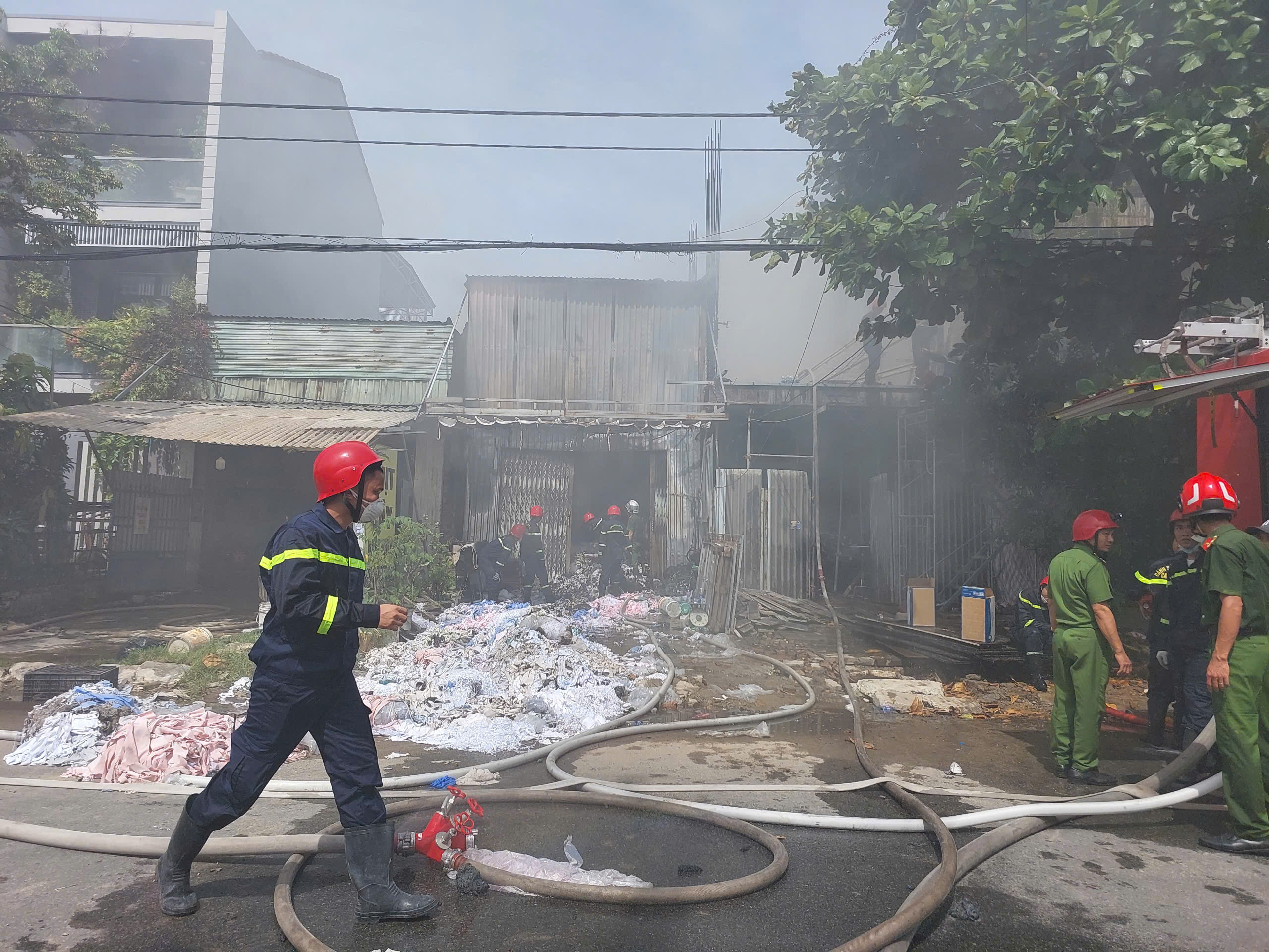 Lửa bao trùm kho vải giữa khu dân cư Đà Nẵng- Ảnh 2.