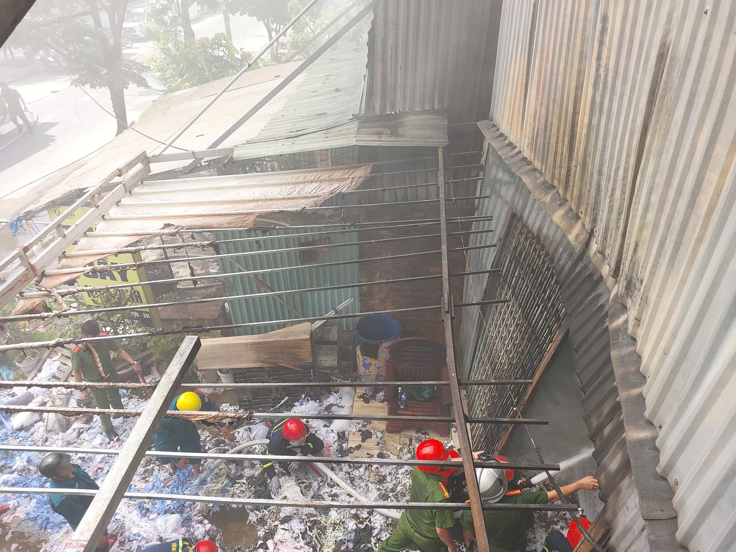 Lửa bao trùm kho vải giữa khu dân cư Đà Nẵng- Ảnh 4.