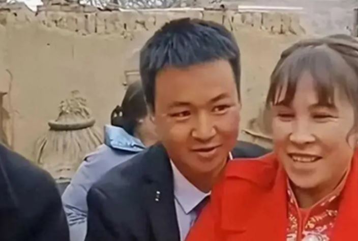 Chú rể 33 tuổi cưới cô dâu 46 tuổi, hành động trong đám cưới gây bất ngờ- Ảnh 1. Chú rể 33 tuổi cưới cô dâu 46 tuổi, hành động trong đám cưới gây bất ngờ- Ảnh 1.