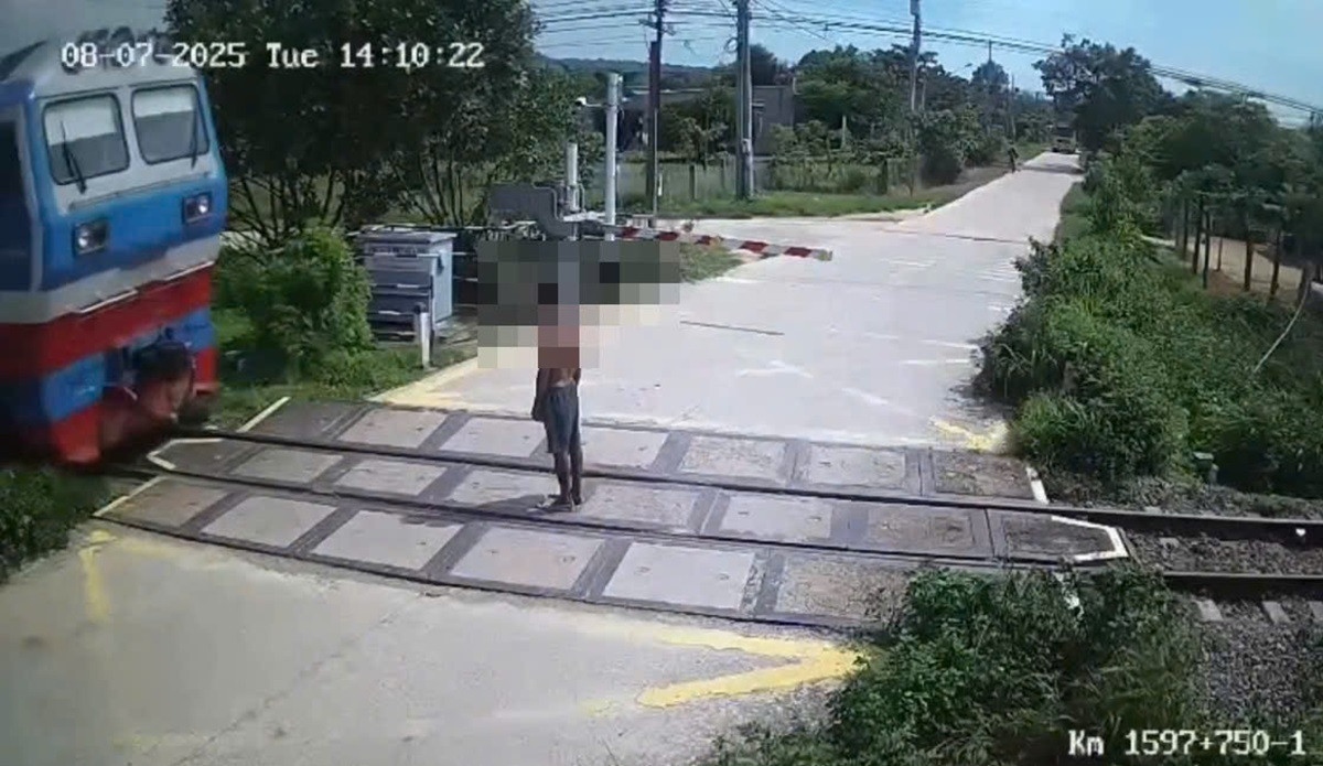 Ra đứng giữa đường ray, người đàn ông bị tàu tông tử vong tại chỗ- Ảnh 1. Ra đứng giữa đường ray, người đàn ông bị tàu tông tử vong tại chỗ- Ảnh 1.