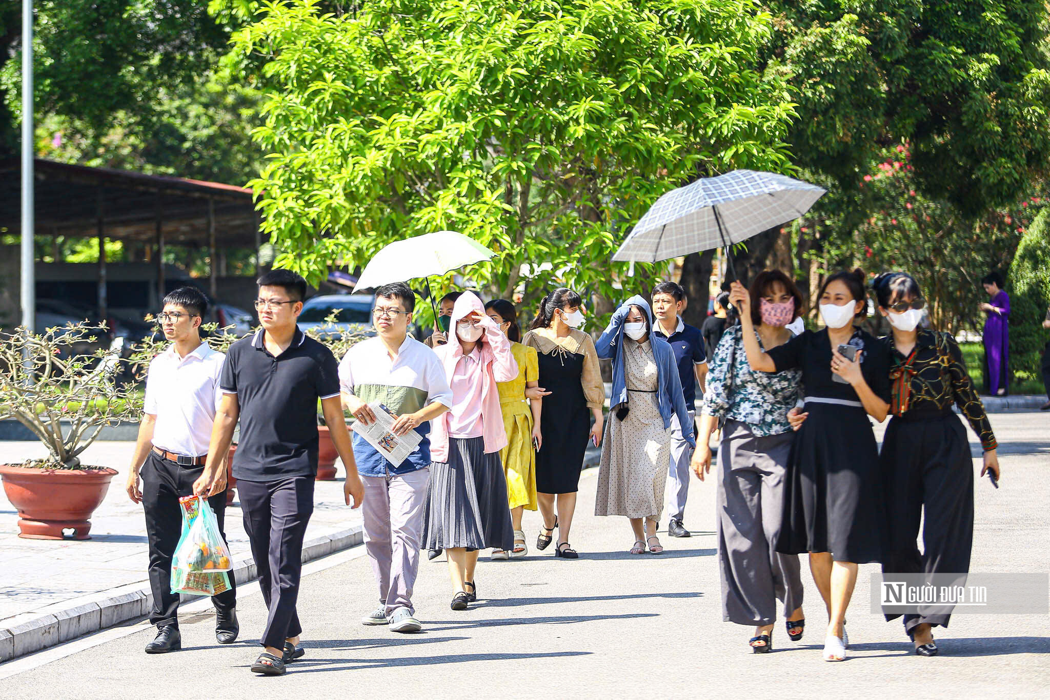 Người dân xúc động trong ngày giỗ đầu cố Tổng Bí thư Nguyễn Phú Trọng- Ảnh 3. Người dân xúc động trong ngày giỗ đầu cố Tổng Bí thư Nguyễn Phú Trọng- Ảnh 3.
