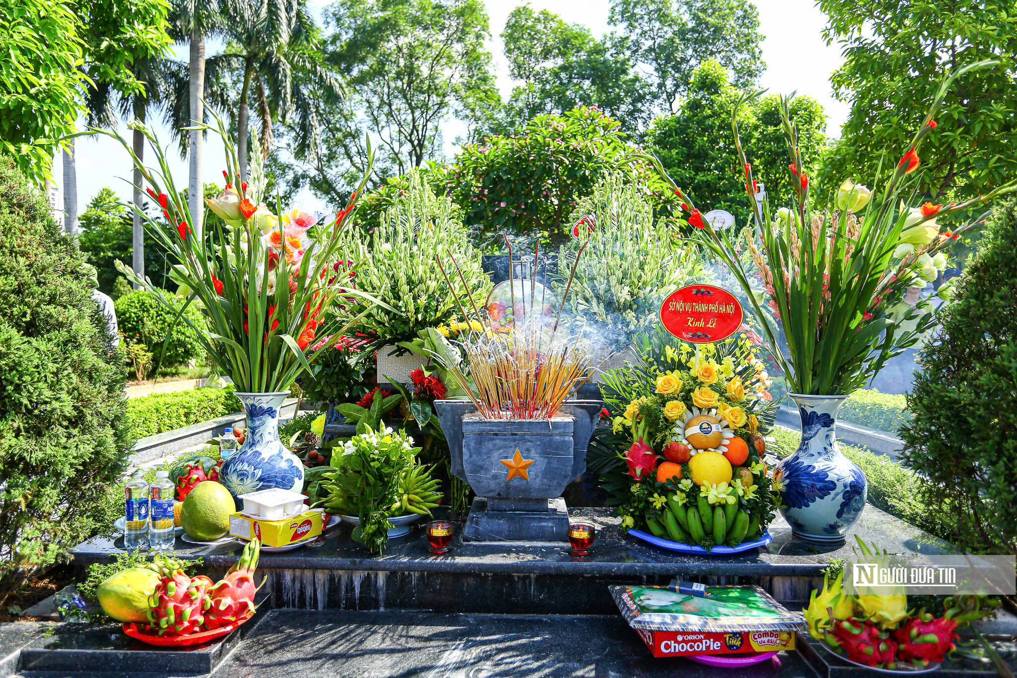 Người dân xúc động trong ngày giỗ đầu cố Tổng Bí thư Nguyễn Phú Trọng- Ảnh 2. Người dân xúc động trong ngày giỗ đầu cố Tổng Bí thư Nguyễn Phú Trọng- Ảnh 2.