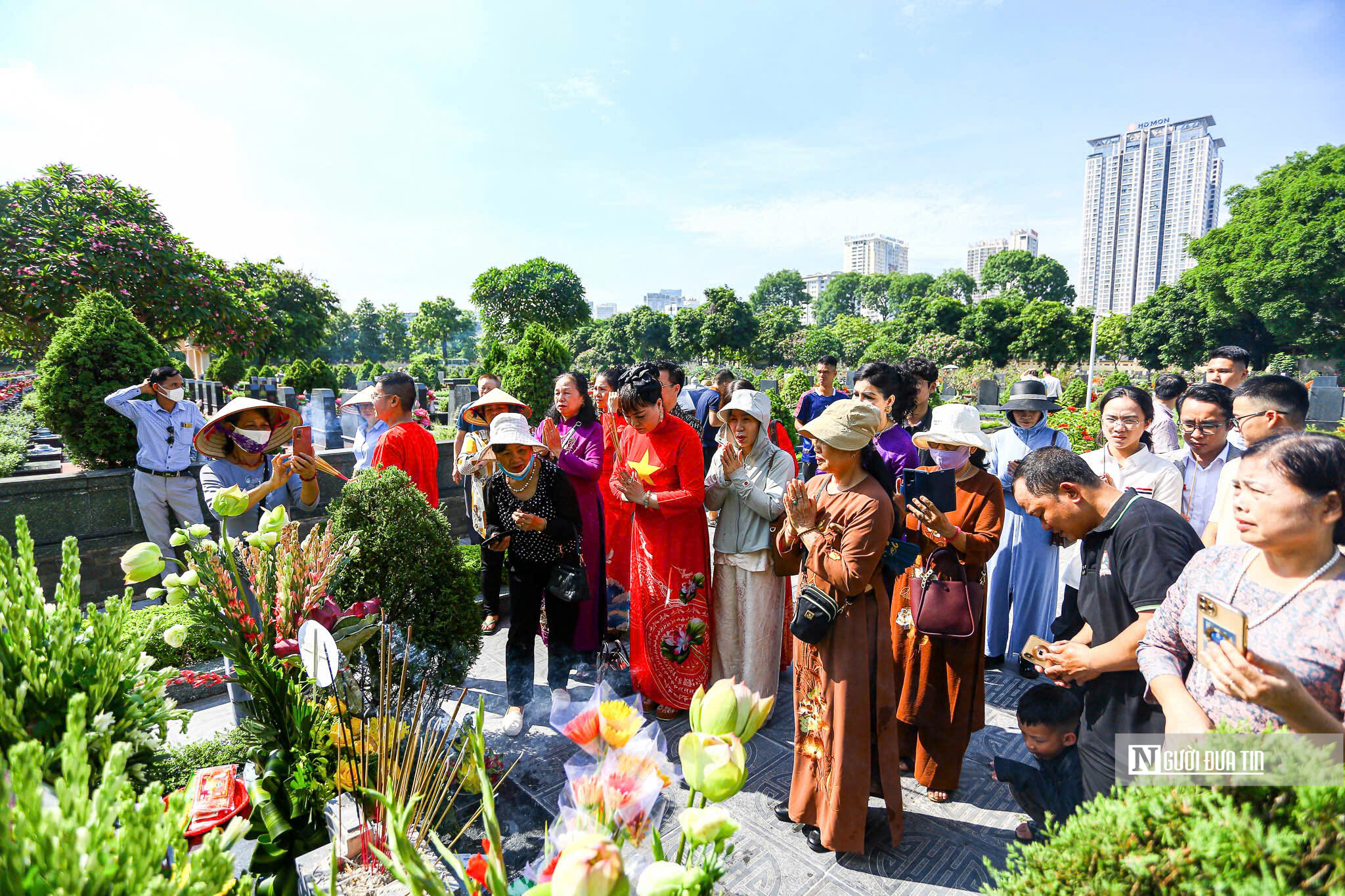 Người dân xúc động trong ngày giỗ đầu cố Tổng Bí thư Nguyễn Phú Trọng- Ảnh 5. Người dân xúc động trong ngày giỗ đầu cố Tổng Bí thư Nguyễn Phú Trọng- Ảnh 5.