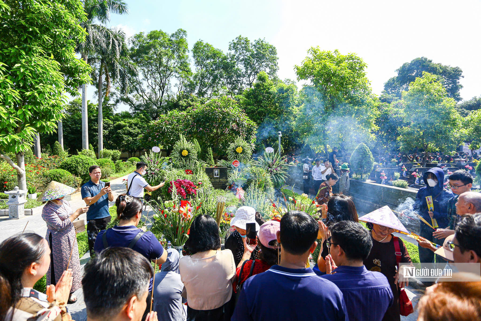 Người dân xúc động trong ngày giỗ đầu cố Tổng Bí thư Nguyễn Phú Trọng- Ảnh 13. Người dân xúc động trong ngày giỗ đầu cố Tổng Bí thư Nguyễn Phú Trọng- Ảnh 13.