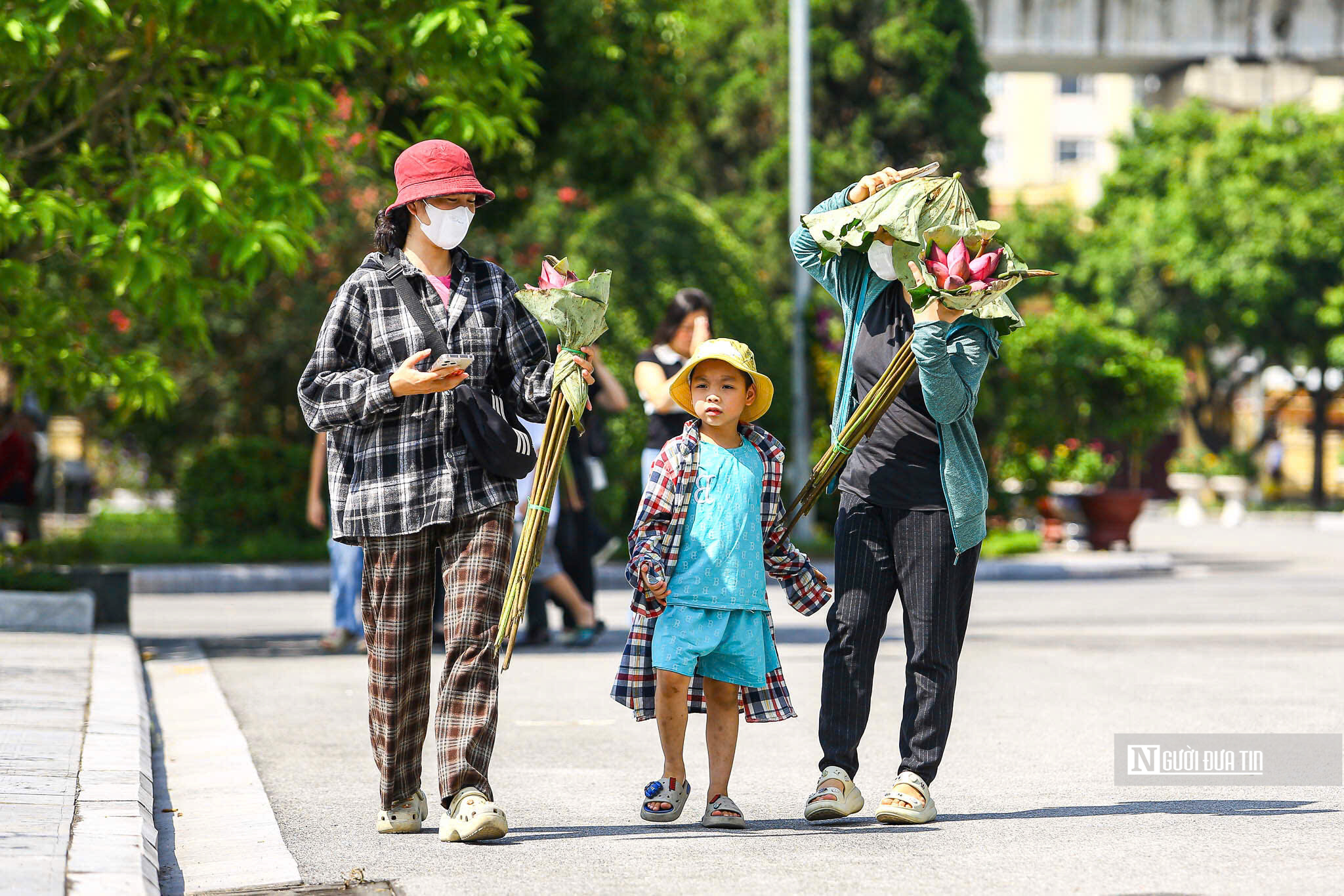 Người dân xúc động trong ngày giỗ đầu cố Tổng Bí thư Nguyễn Phú Trọng- Ảnh 4. Người dân xúc động trong ngày giỗ đầu cố Tổng Bí thư Nguyễn Phú Trọng- Ảnh 4.