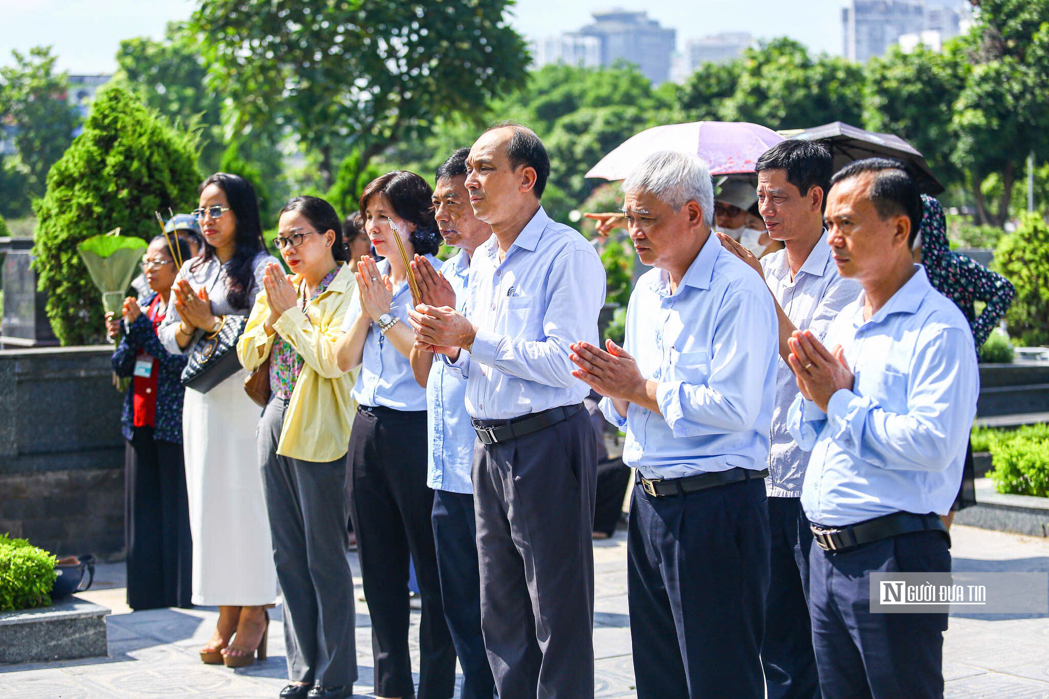 Người dân xúc động trong ngày giỗ đầu cố Tổng Bí thư Nguyễn Phú Trọng- Ảnh 9. Người dân xúc động trong ngày giỗ đầu cố Tổng Bí thư Nguyễn Phú Trọng- Ảnh 9.