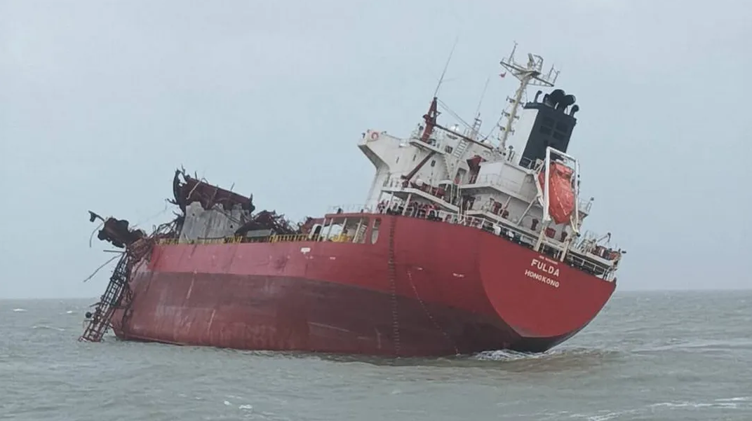 Vụ nổ xé toạc con tàu sau khi hàng được bốc dỡ- Ảnh 1. Vụ nổ xé toạc con tàu sau khi hàng được bốc dỡ- Ảnh 1.