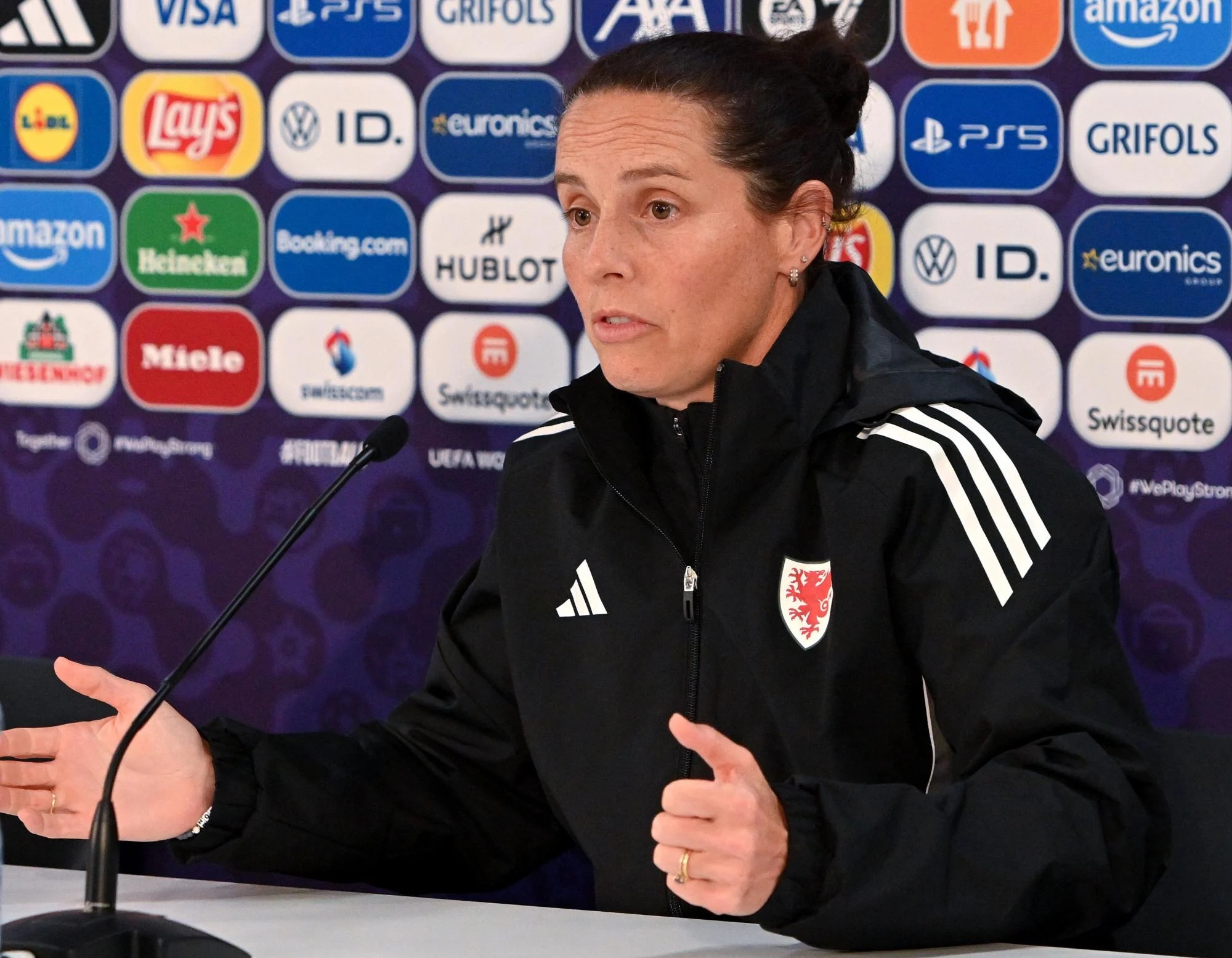 Rhian Wilkinson, huấn luyện viên trưởng đội tuyển nữ Xứ Wales tại họp báo. (Ảnh: Chris Ricco/Uefa/Getty Images) Rhian Wilkinson, huấn luyện viên trưởng đội tuyển nữ Xứ Wales tại họp báo. (Ảnh: Chris Ricco/Uefa/Getty Images)
