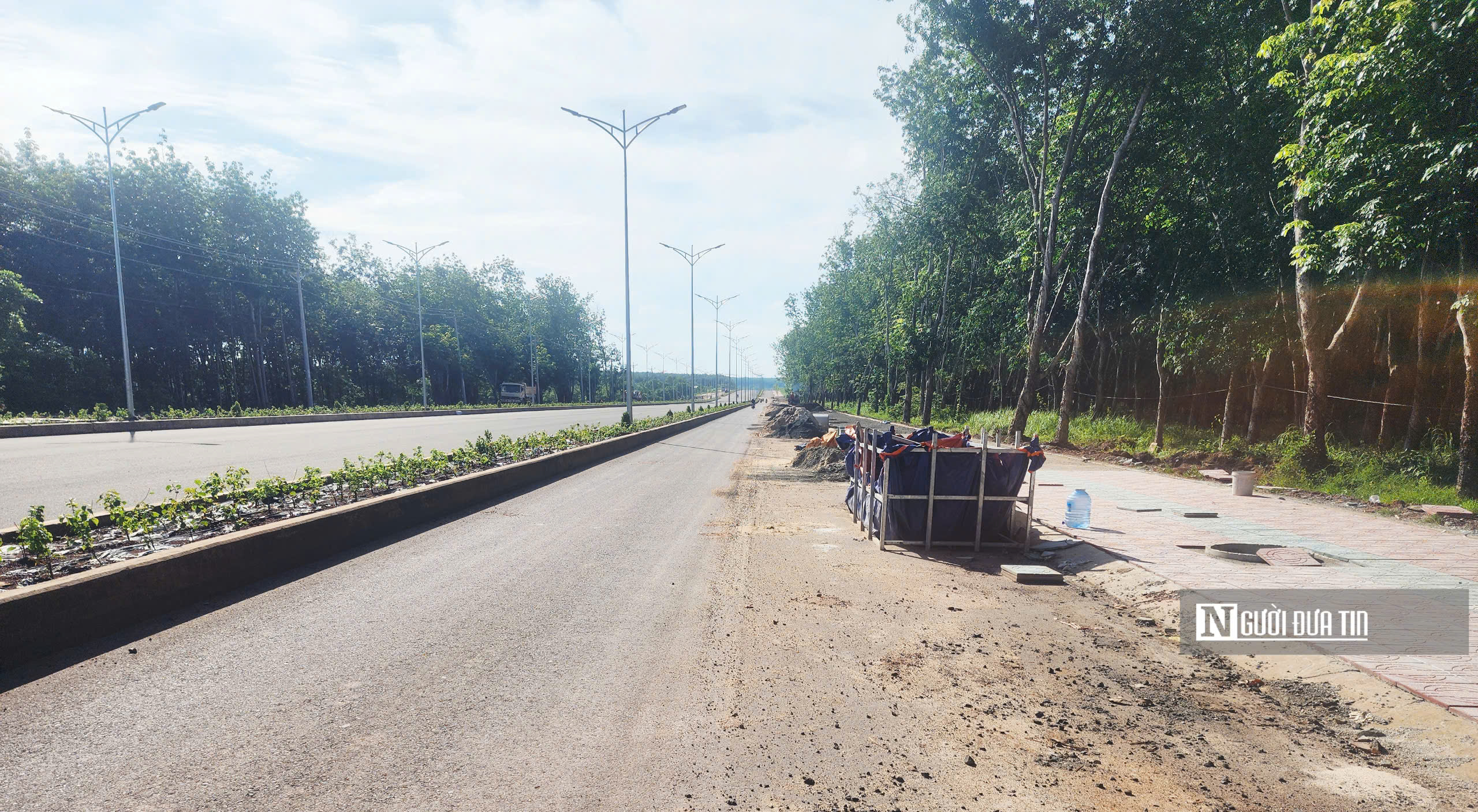 Tuyến đường hơn 21 tỷ đồng chưa bàn giao đã hư hỏng- Ảnh 14. Tuyến đường hơn 21 tỷ đồng chưa bàn giao đã hư hỏng- Ảnh 14.