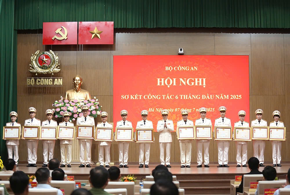 Phó Giám đốc Công an tỉnh Đồng Nai đón nhận Huân chương Chiến công hạng Ba- Ảnh 2. Phó Giám đốc Công an tỉnh Đồng Nai đón nhận Huân chương Chiến công hạng Ba- Ảnh 2.