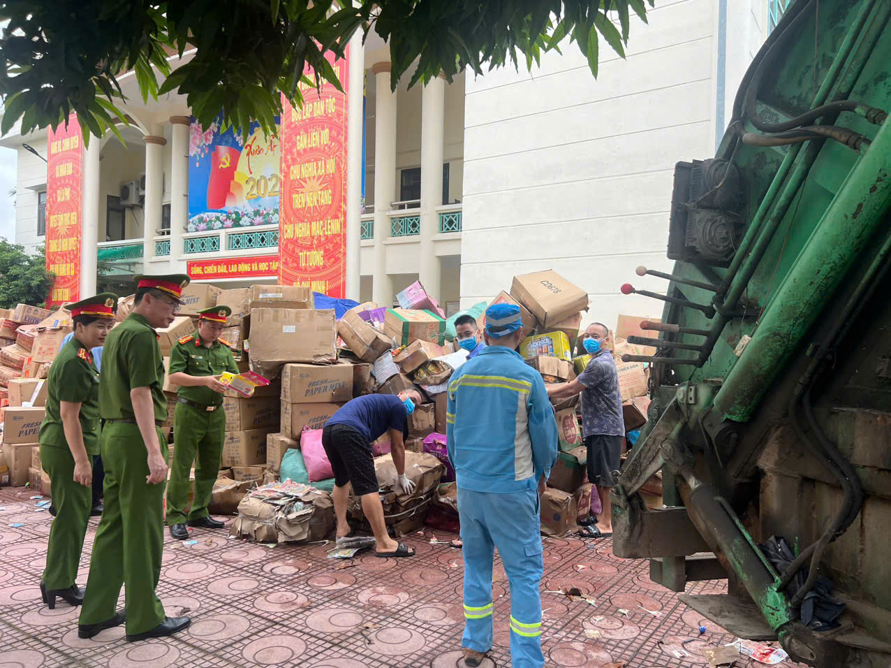 Hà Nội: Tiêu hủy 25 tấn hàng giả, hàng kém chất lượng tại làng nghề La Phù- Ảnh 1. Hà Nội: Tiêu hủy 25 tấn hàng giả, hàng kém chất lượng tại làng nghề La Phù- Ảnh 1.