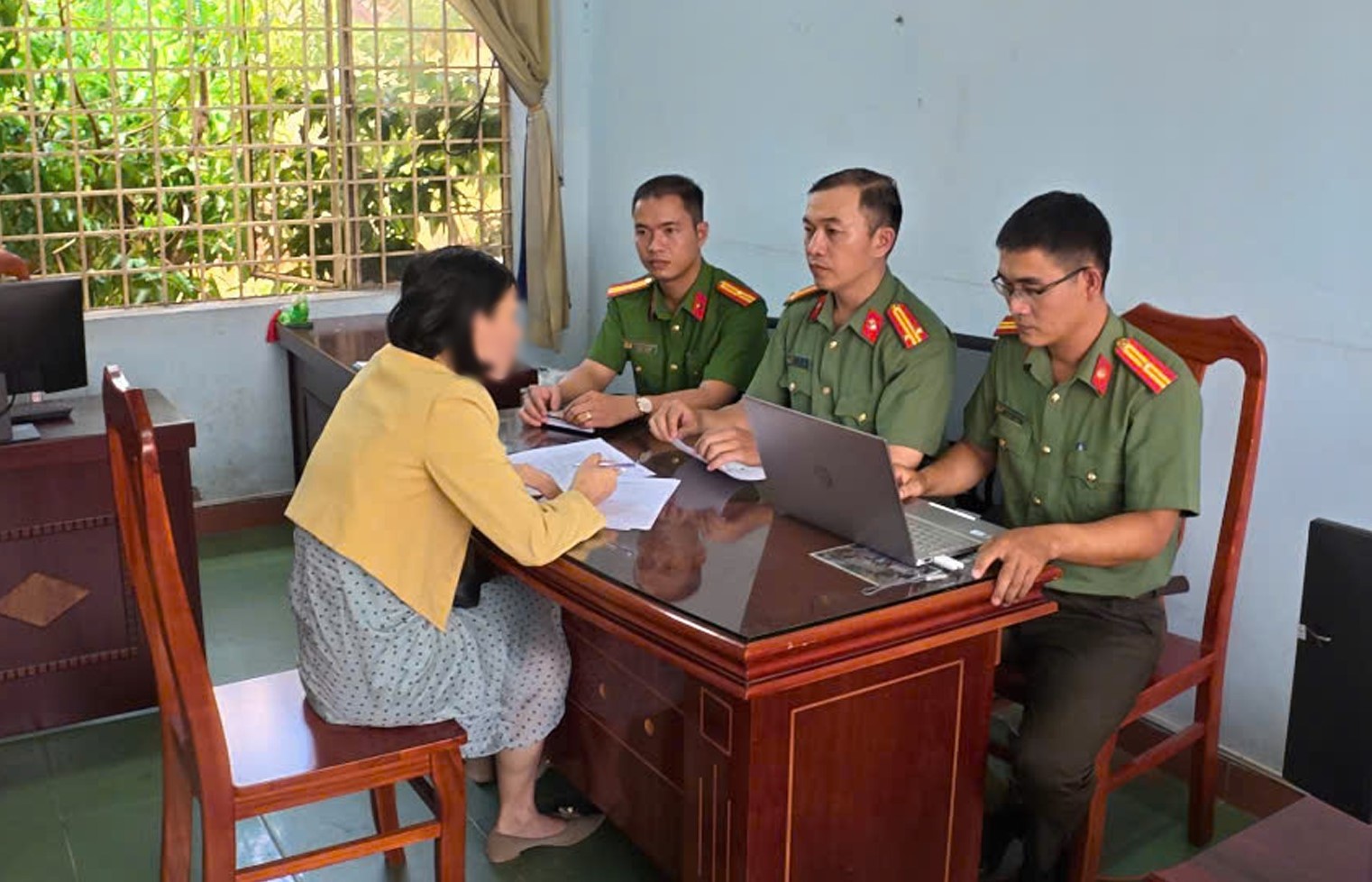Bà T. được cơ quan chức năng mời lên làm việc. Bà T. được cơ quan chức năng mời lên làm việc.