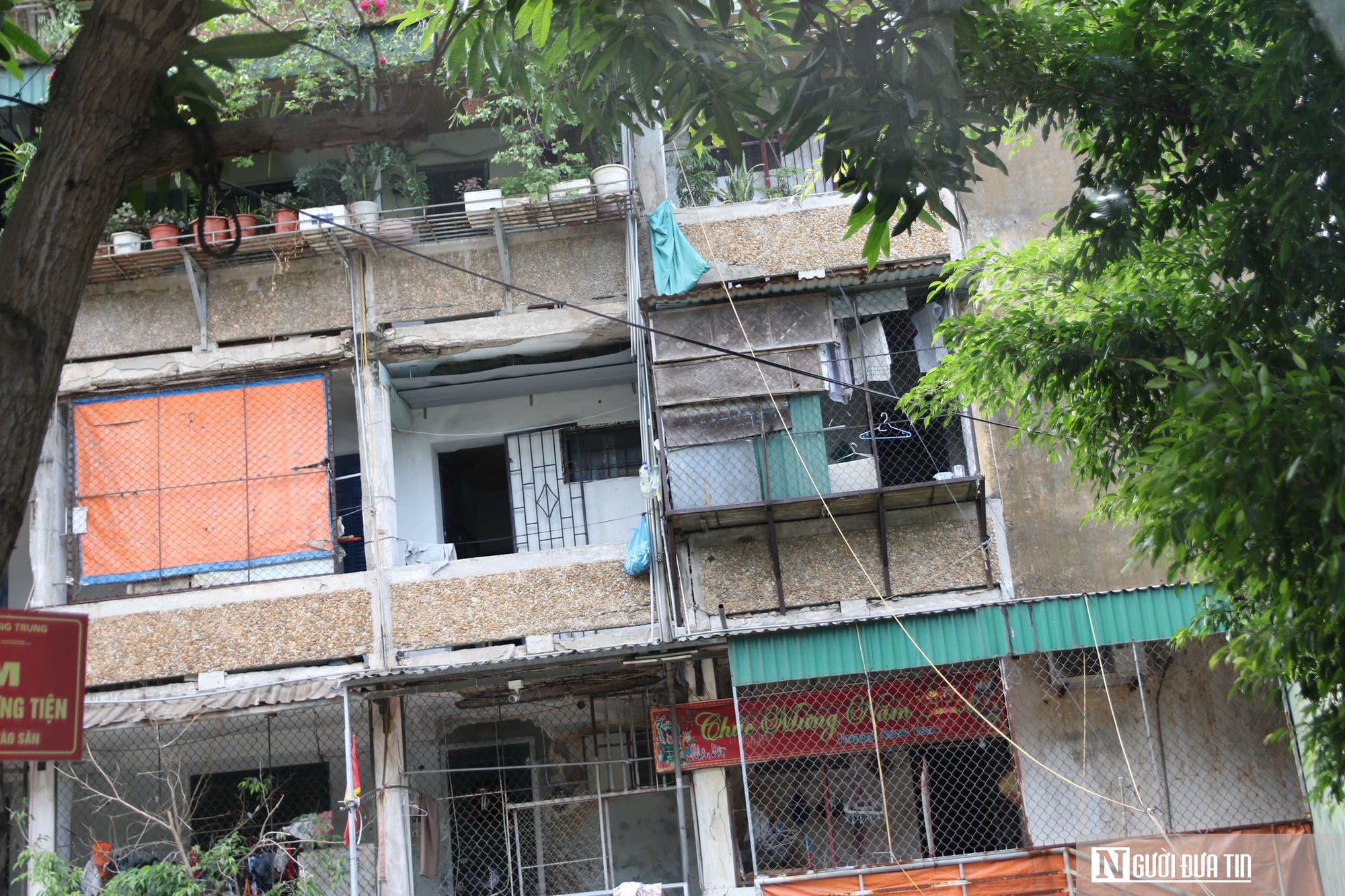 Cận cảnh những “chuồng cọp” treo "lơ lửng", bịt kín chung cư, nhà trọ- Ảnh 5. Cận cảnh những “chuồng cọp” treo "lơ lửng", bịt kín chung cư, nhà trọ- Ảnh 5.
