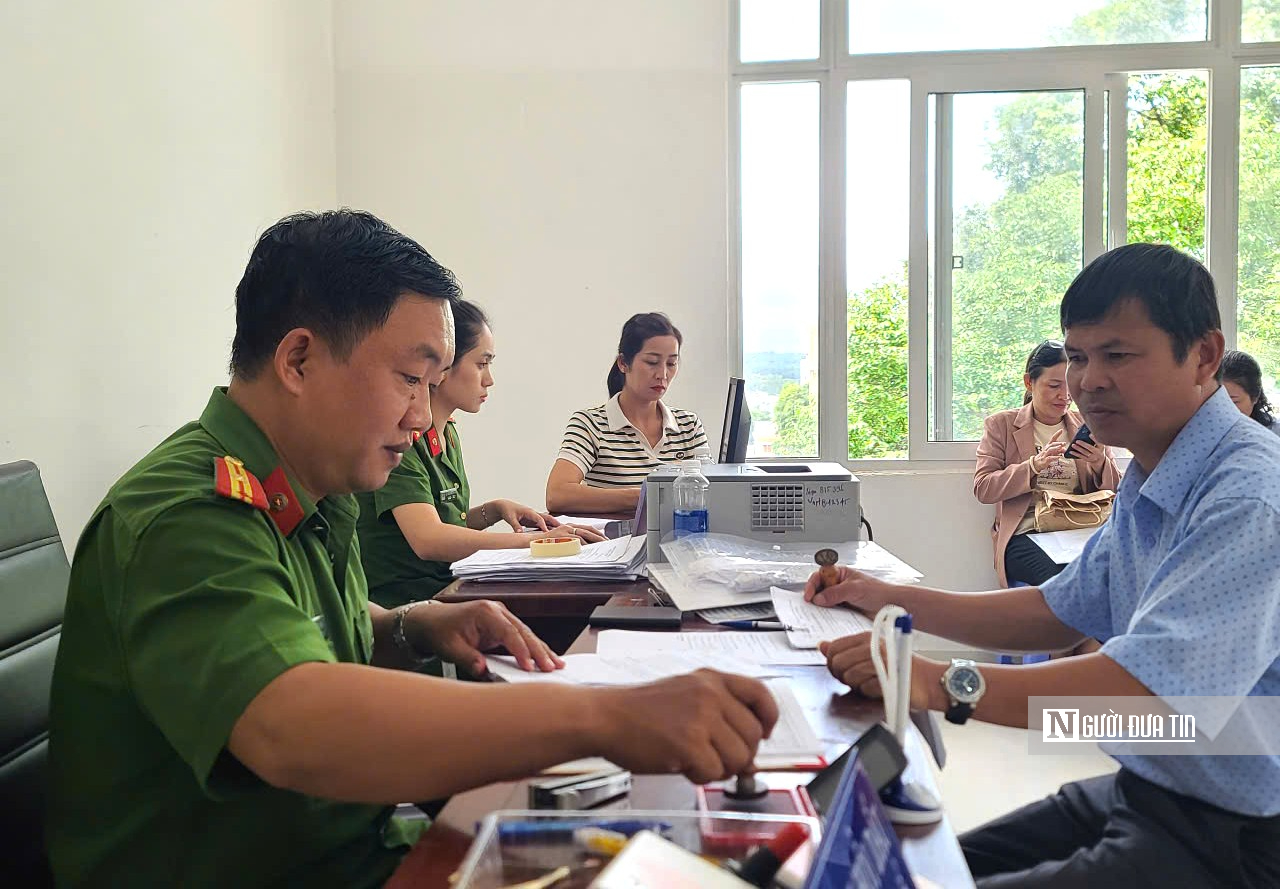 Cán bộ Đắk Lắk thức trắng đêm cấp đổi con dấu cho hàng ngàn cơ quan, đơn vị- Ảnh 4. Cán bộ Đắk Lắk thức trắng đêm cấp đổi con dấu cho hàng ngàn cơ quan, đơn vị- Ảnh 4.