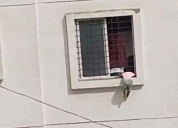 Mẹ vắng nhà, bé gái lơ lửng trên cửa sổ tầng 3 và cái kết thót tim - Ảnh 1.