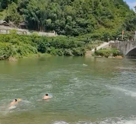 Người đàn ông nhảy xuống sông cứu cô gái đuối nước, cả 2 đều tử vong - Ảnh 1.