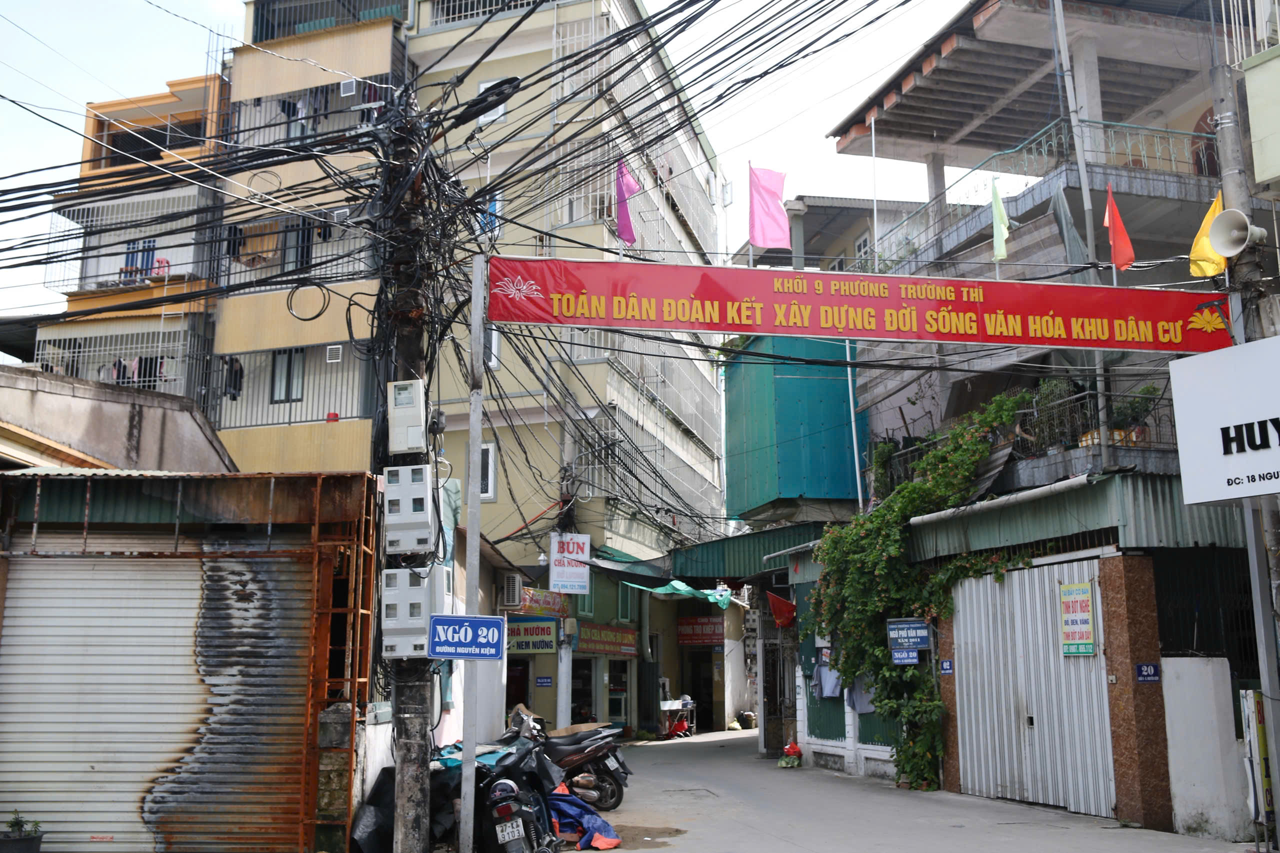 Cận cảnh những “chuồng cọp” treo "lơ lửng", bịt kín chung cư, nhà trọ- Ảnh 13. Cận cảnh những “chuồng cọp” treo "lơ lửng", bịt kín chung cư, nhà trọ- Ảnh 13.