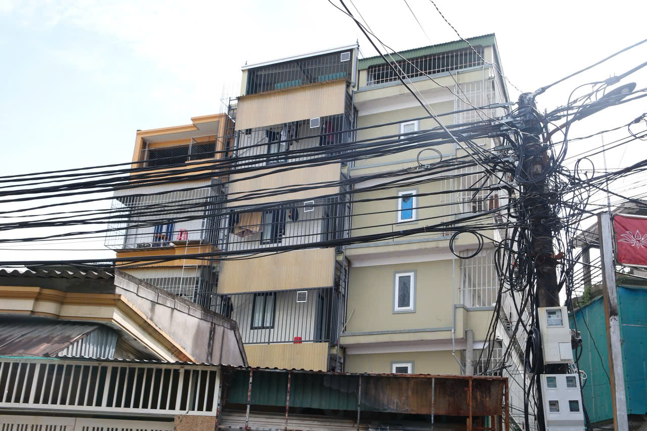 Cận cảnh những “chuồng cọp” treo "lơ lửng", bịt kín chung cư, nhà trọ- Ảnh 12. Cận cảnh những “chuồng cọp” treo "lơ lửng", bịt kín chung cư, nhà trọ- Ảnh 12.