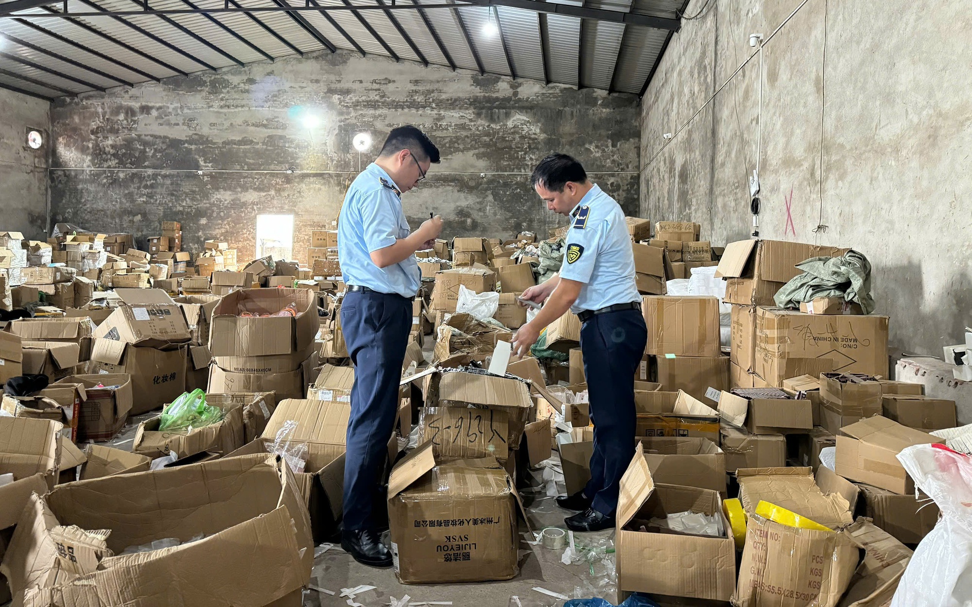 Công ty “ma” bắt tay cán bộ hải quan trong đường dây buôn lậu sợi polyester trăm tỷ đồng- Ảnh 2.