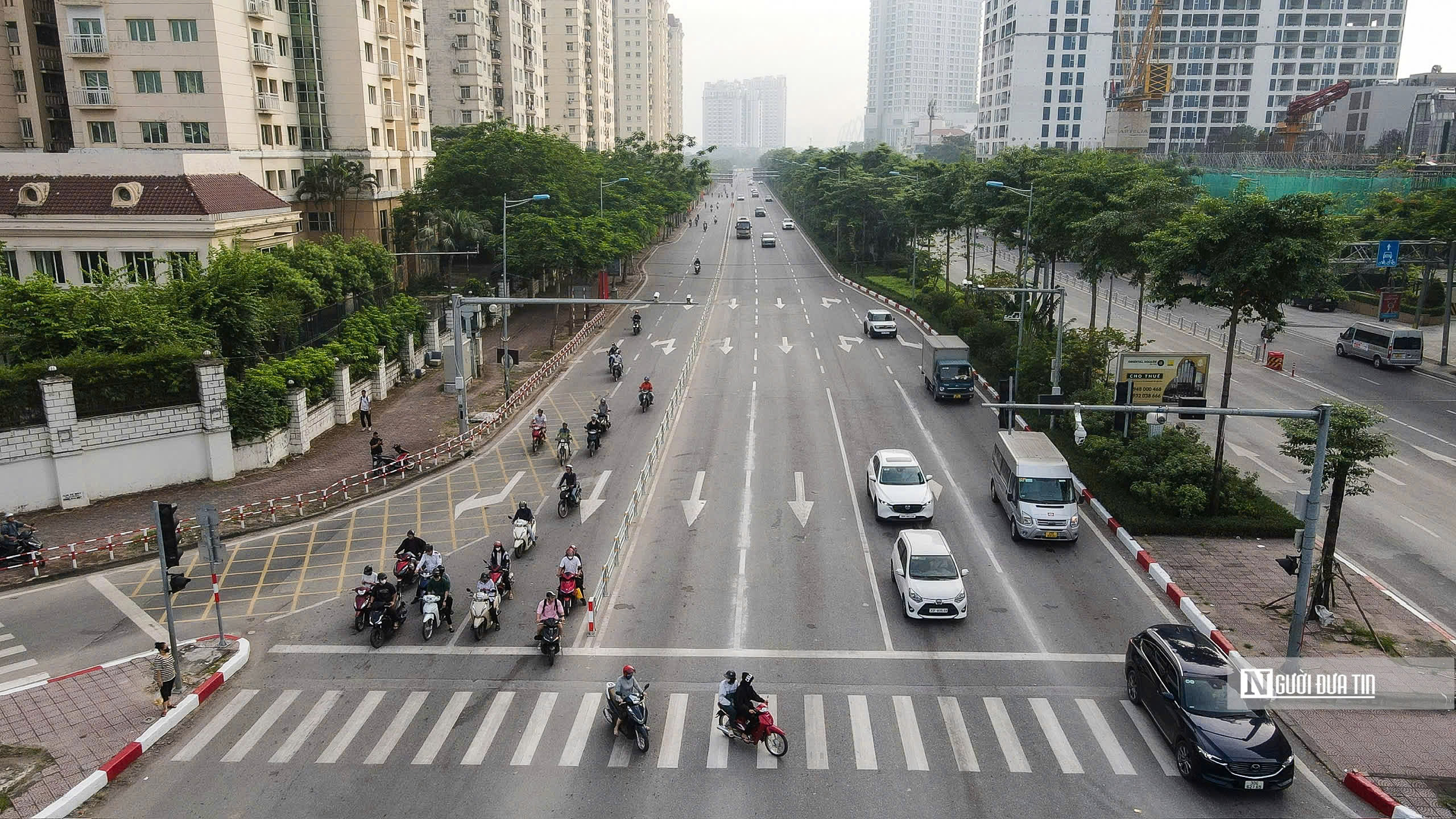 Hà Nội: Di chuyển thuận lợi trong ngày đầu phân làn đường Võ Chí Công- Ảnh 2. Hà Nội: Di chuyển thuận lợi trong ngày đầu phân làn đường Võ Chí Công- Ảnh 2.
