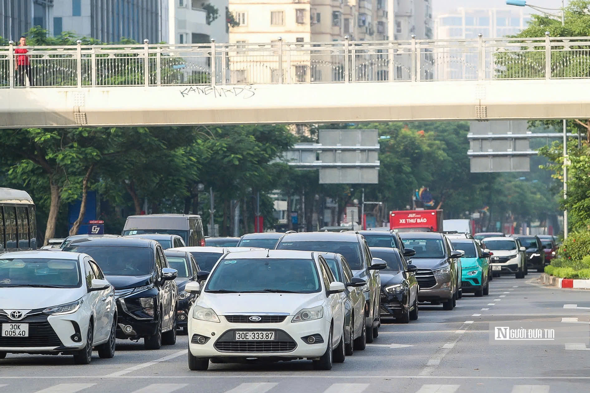 Hà Nội: Di chuyển thuận lợi trong ngày đầu phân làn đường Võ Chí Công- Ảnh 10. Hà Nội: Di chuyển thuận lợi trong ngày đầu phân làn đường Võ Chí Công- Ảnh 10.