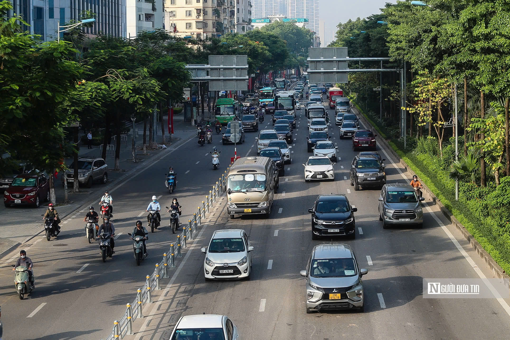 Hà Nội: Di chuyển thuận lợi trong ngày đầu phân làn đường Võ Chí Công- Ảnh 13. Hà Nội: Di chuyển thuận lợi trong ngày đầu phân làn đường Võ Chí Công- Ảnh 13.