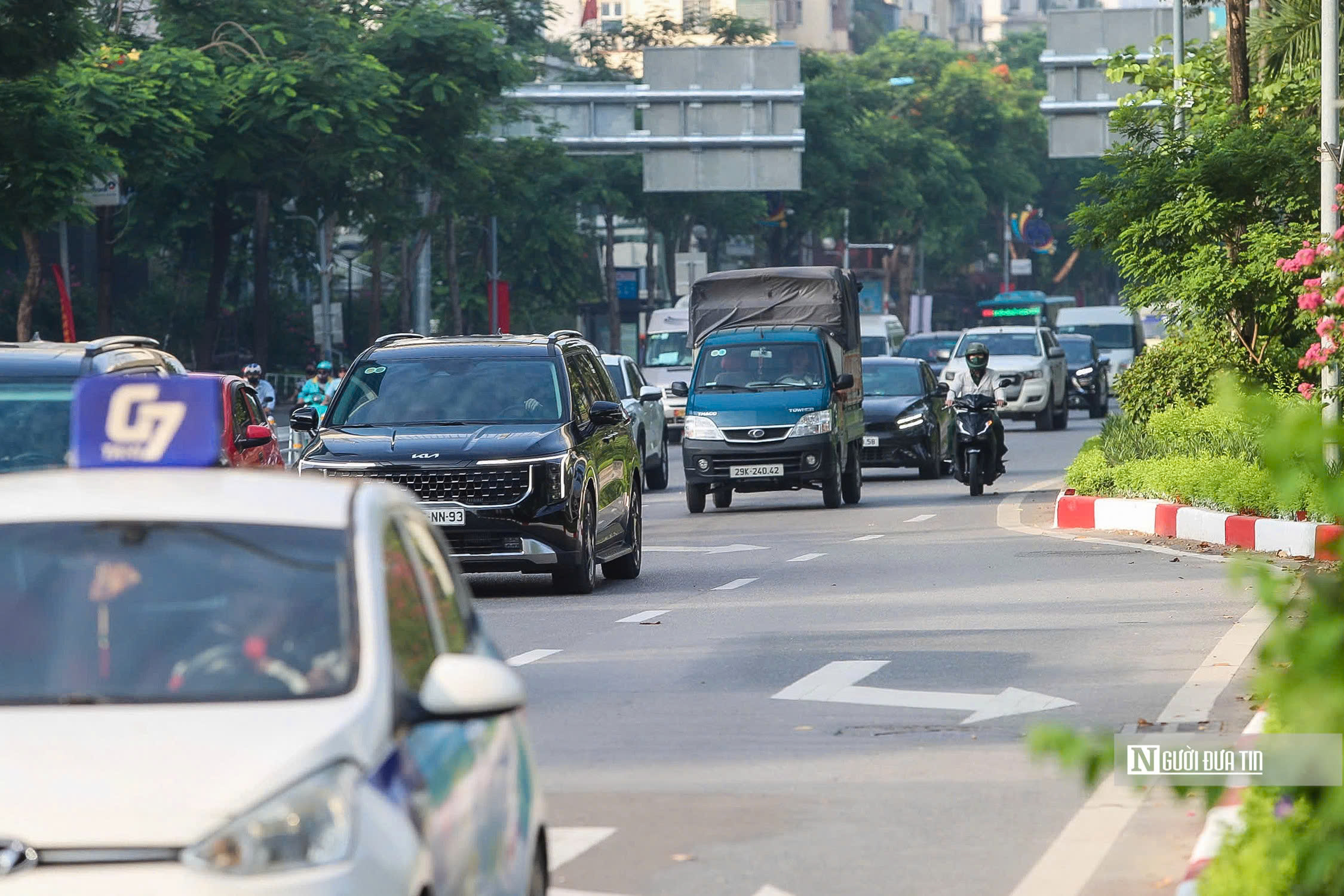 Hà Nội: Di chuyển thuận lợi trong ngày đầu phân làn đường Võ Chí Công- Ảnh 14. Hà Nội: Di chuyển thuận lợi trong ngày đầu phân làn đường Võ Chí Công- Ảnh 14.